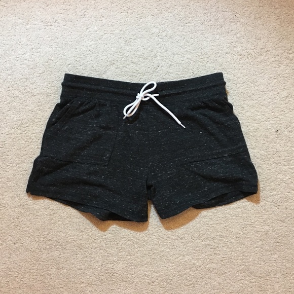 Black shorts with pockets - Picture 1 of 6